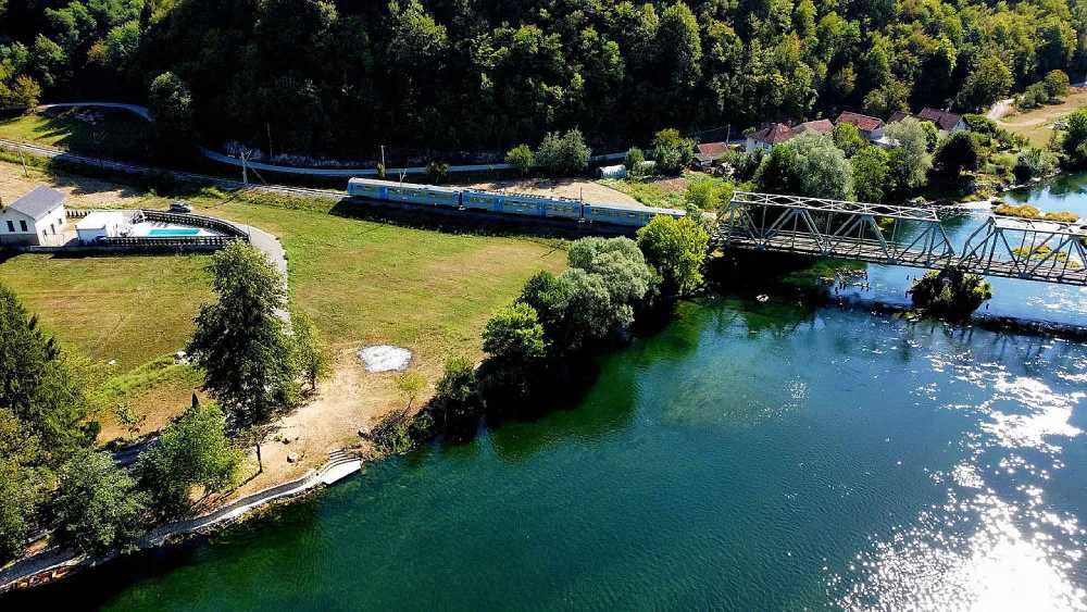 Nakon 13 godina počinje saobraćati redovni voz na relaciji Bihać – Bosanska Otoka: Poznate i cijene karata