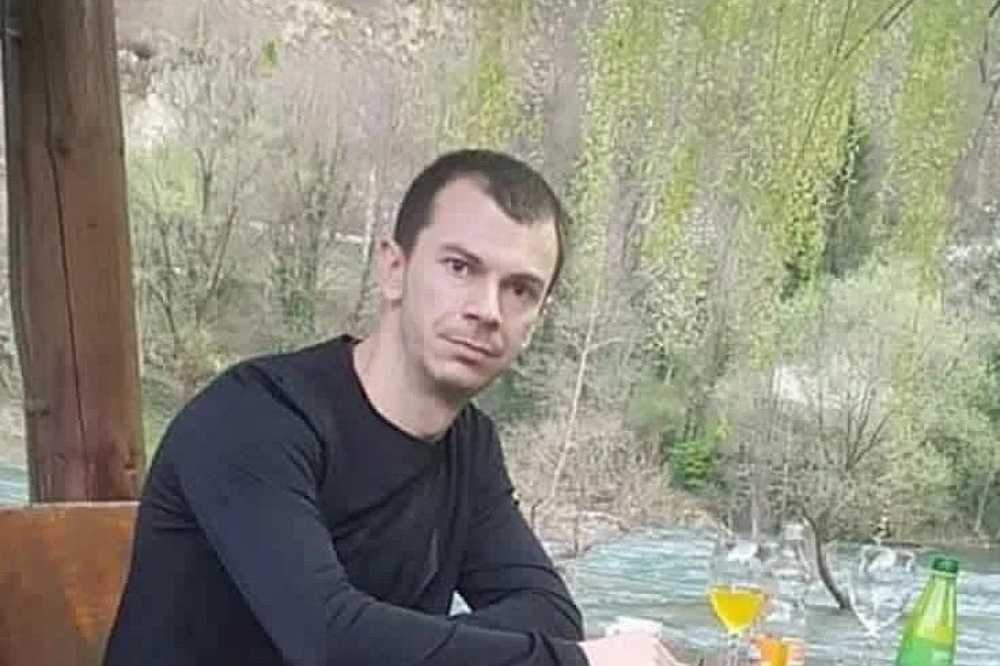 Uhapšen vozač koji je automobilom uletio u dvorište u Cazinu i pregazio troje djece