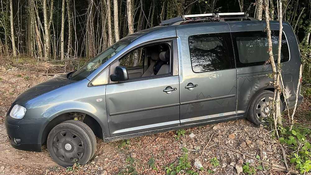 Porodica s maloljetnim djetetom zalutala u šumi, vozilom sletjeli s puta