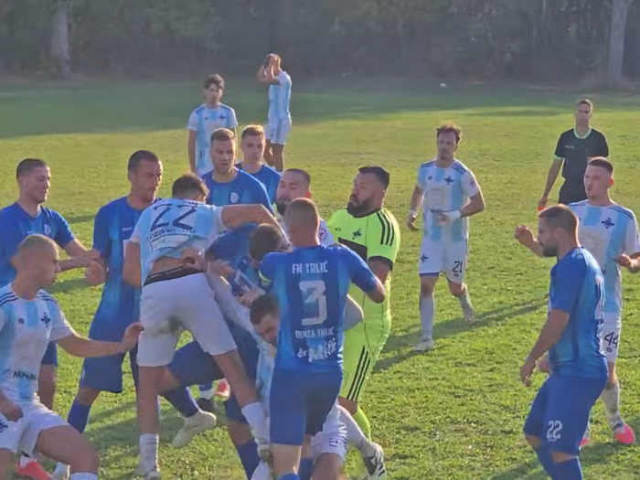 Fudbaleri se tukli, navijači utrčali na teren!