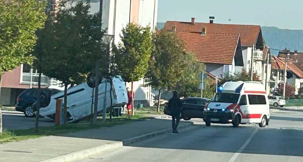 Kombi sletio s ceste i završio na krovu