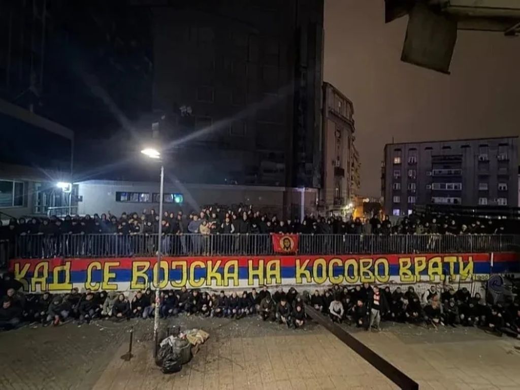 Navijači Crvene zvezde vratili grafit “Kad se vojska na Kosovo vrati”