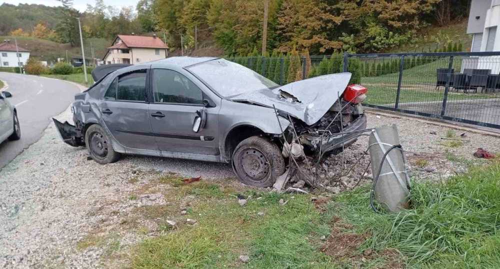 Automobil smrskan, betonska bandera uništena